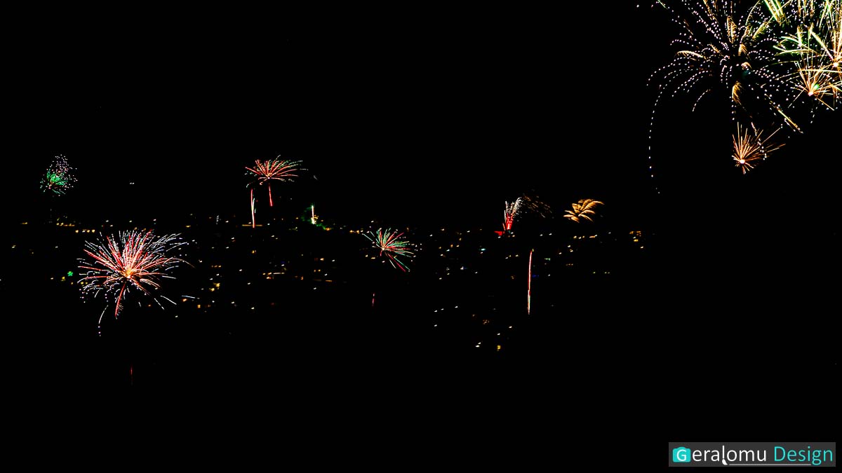 Dieses Kreativ-Foto zeigt ein aktuelles Silvester-Feuerwerk über den Dächern der Stad Prüm.