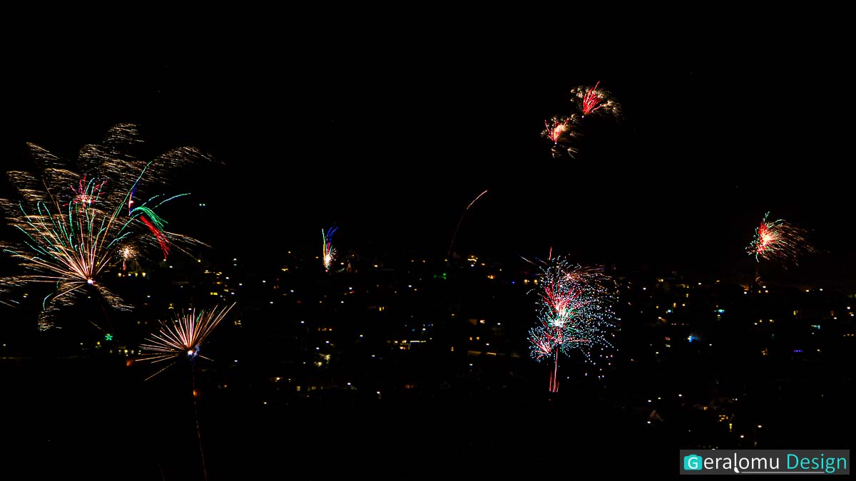 Dieses Kreativ-Foto zeigt noch ein aktuelles Silvester-Feuerwerk über den Dächern der Stad Prüm.