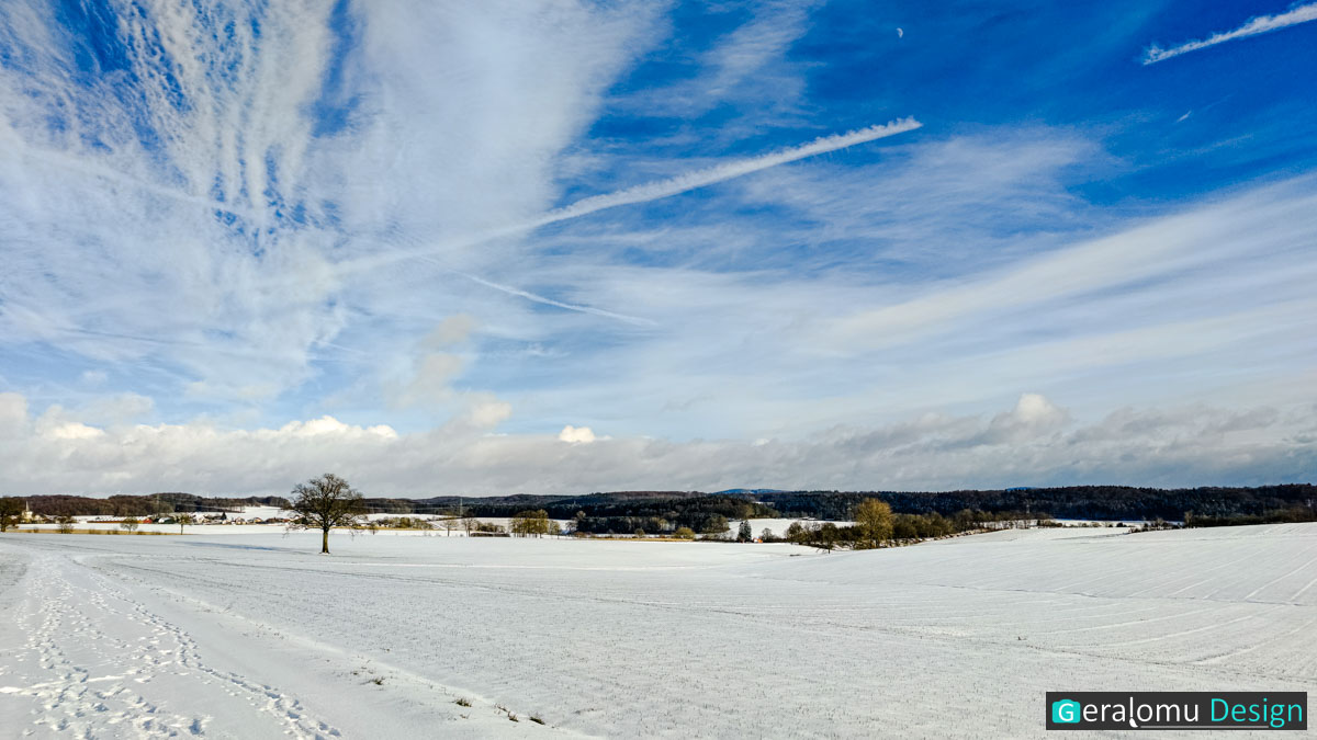 Dieses Landschaftsfoto zeigt eine schneebedeckte Winterlandschaft beim Ort Ellwerath im Eifelkreis Bitburg-Prüm.
