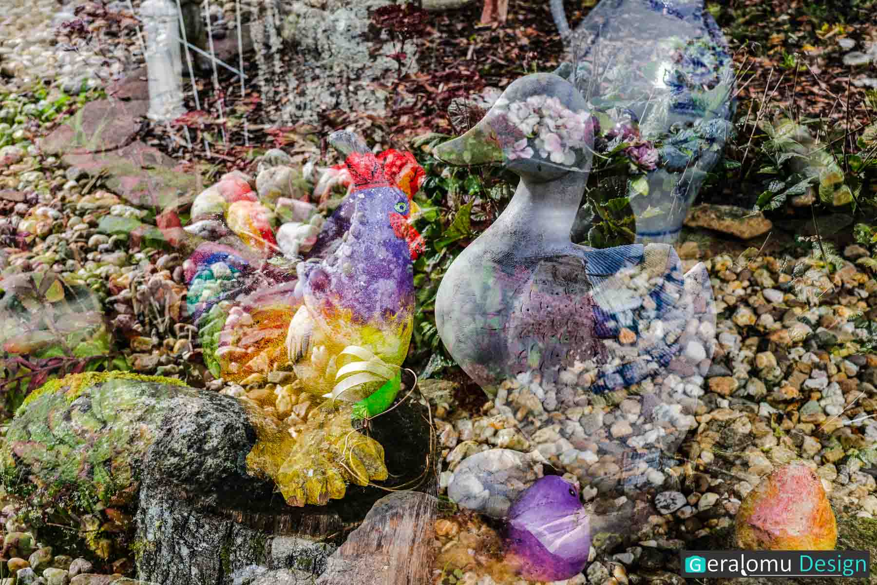 Dieses Kreativfoto erfolgte durch eine Doppelbelichtung in der Kamera und zeigt einen Keramikhahn mit einer Keramikgans.